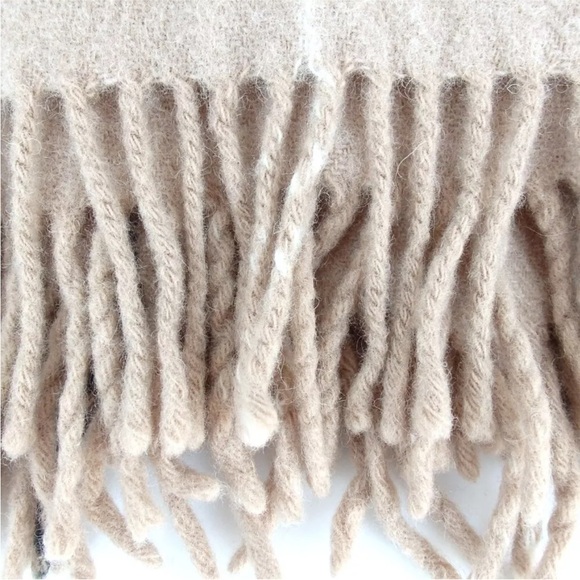 Authentic BURBERRY check pattern large wool wrap - Picture 6 of 8